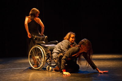 {{Danseuses}}: Sandra Baup, Baïa Ouzar, Lénou Vernay